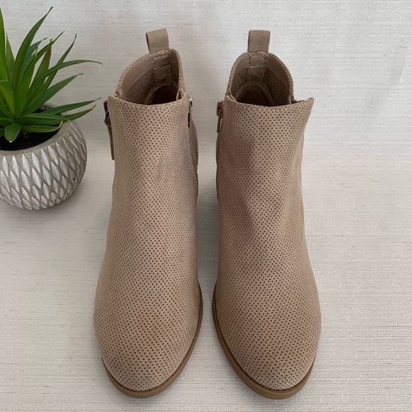 New Dolchetta Libby Beige Perforated Faux Suede Zip Heeled Ankle Boots Womens 8M - Picture 2 of 13